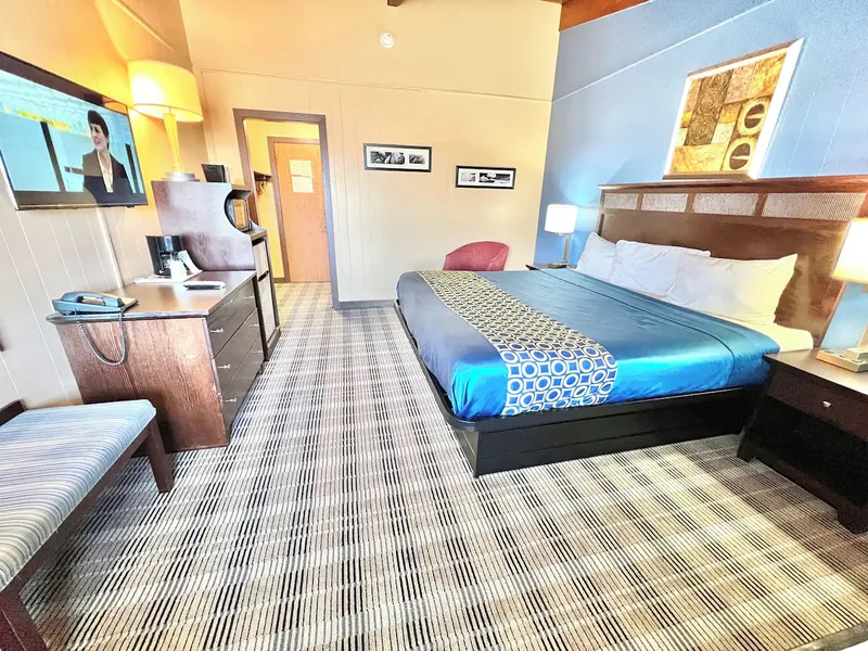 King room seen from the doorway toward the bed and television